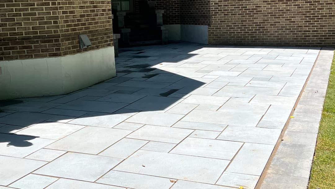Modern patio design with large stone tiles and shadow effect, ideal for outdoor spaces.